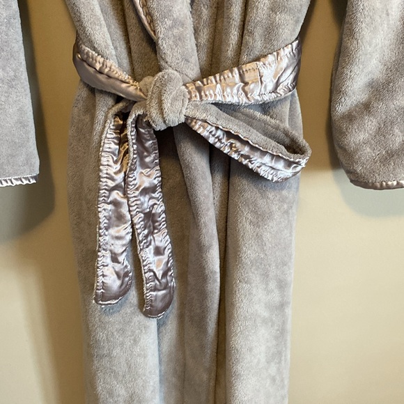 Oscar de la Renta bathrobe with beautiful trimming and belt. Size small. Gray. - Picture 6 of 12
